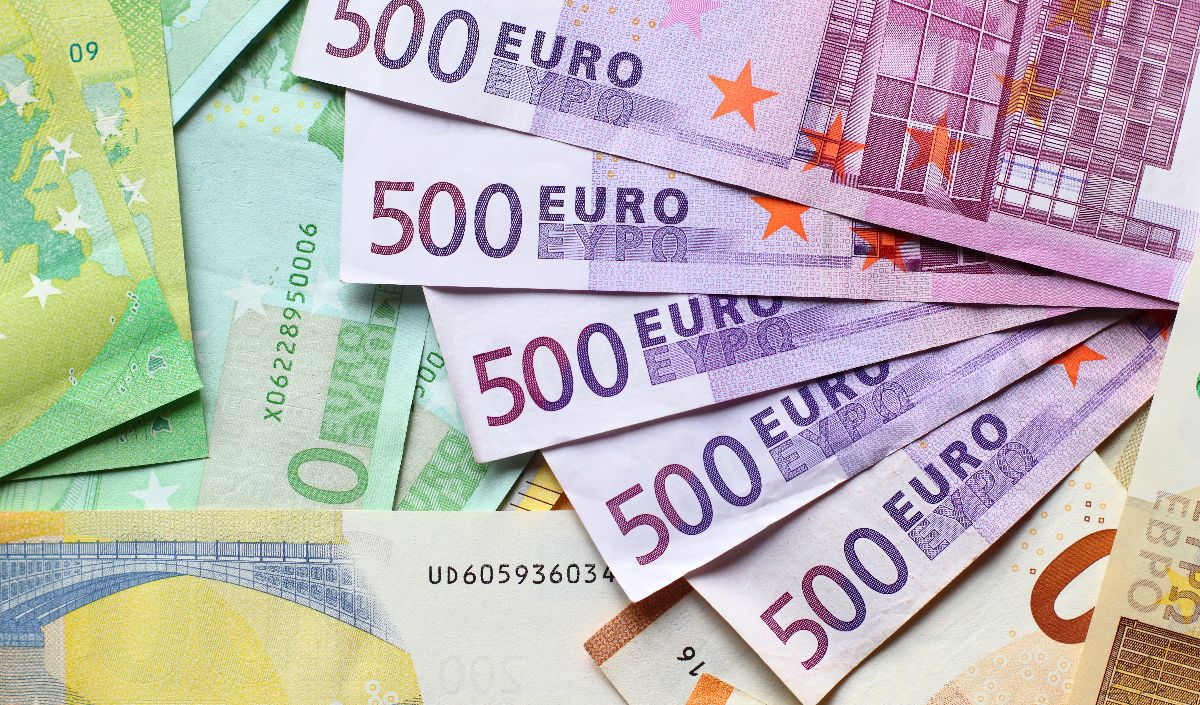 7. Euro (EUR)

Euro merupakan mata uang resmi dari kelompok negara yang dikenal sebagai Kawasan Euro (atau Zona Euro), yang mencakup 19 dari 27 negara Eropa di Uni Eropa. Nilai tukar 1 Euro (EUR) yaitu US$1,12 atau setara dengan Rp17.345.