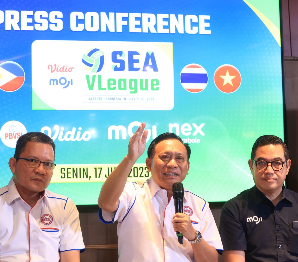 Ketua PBVSI, Imam Sudjarwo, memberi keterangannya dalam konferensi pers SEA V League yang digelar di Denny's Senayan City, Jakarta Pusat, Senin (17/7/2023).