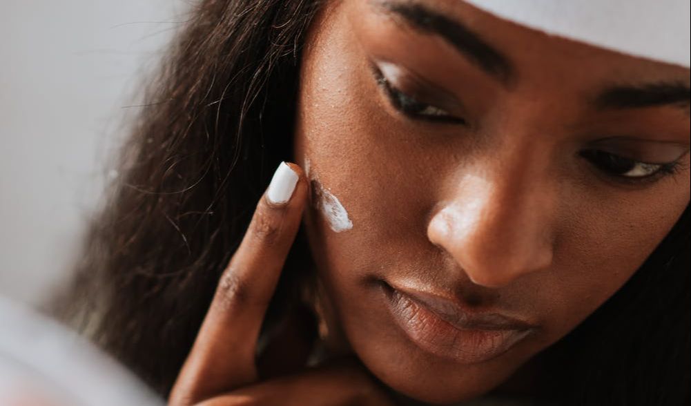 Pakai Sunscreen Dulu Atau Moisturizer Dulu? Ini Kata Pakar