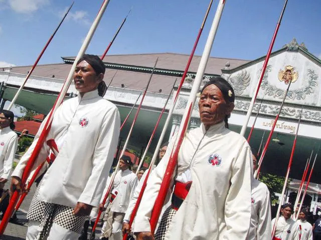 Potret Tradisi Mubeng Beteng Keraton Yogyakarta