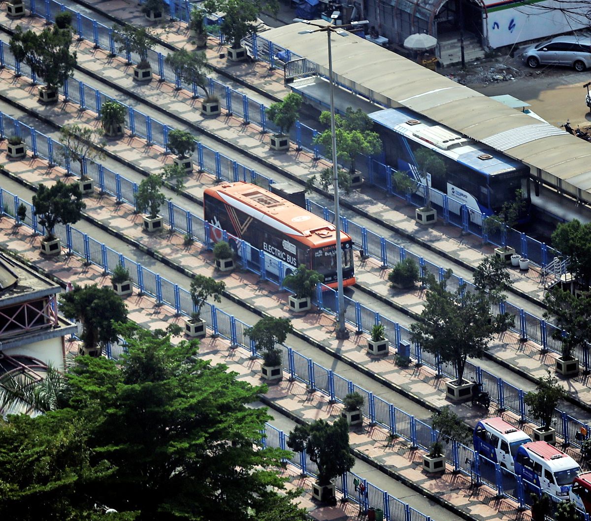 Suasana Terminal Blok M dengan aktivitas bus terlihat dari atas, Jakarta, Kamis (20/7/2023). 

PT Mass Rapid Transit (MRT) Jakarta berencana menjadikan kawasan Blok M menjadi berorientasi transit (transit oriented development/TOD).