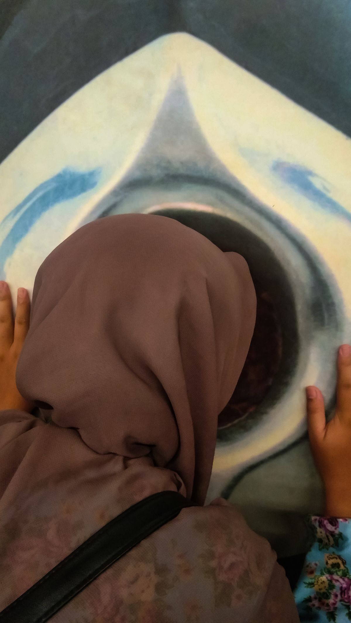 Jemaah mencium Hajar Aswad di salah satu sudut Kabah