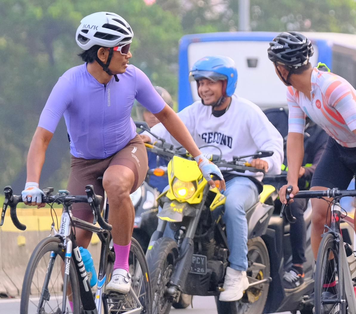 Rombongan pesepeda ditabrak oleh pengendara motor trail merek Kawasaki KLX 150 dengan pelat nomor B 3700 PCY di jalur sepeda kawasan Jalan Jenderal Sudirman, Jakarta Pusat pada Sabtu (22/7) kemarin.

Kecelakaan itu pun menyebabkan tiga pengendara sepeda menjadi korban.