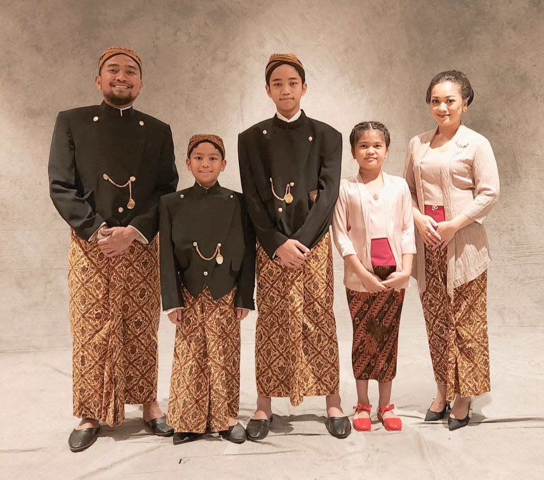 Bak foto studio, Darto beserta anak istrinya berjajar rapi mengenakan busana adat Jawa. Laki-laki di keluarganya menggunakan blangkon, sedangkan yang perempuan menggunakan gaya rambut sanggul.