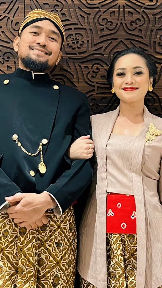 Darto bersama istri, Tika memilih berfoto berdua sebelum memperkenalkan anak-anaknya.