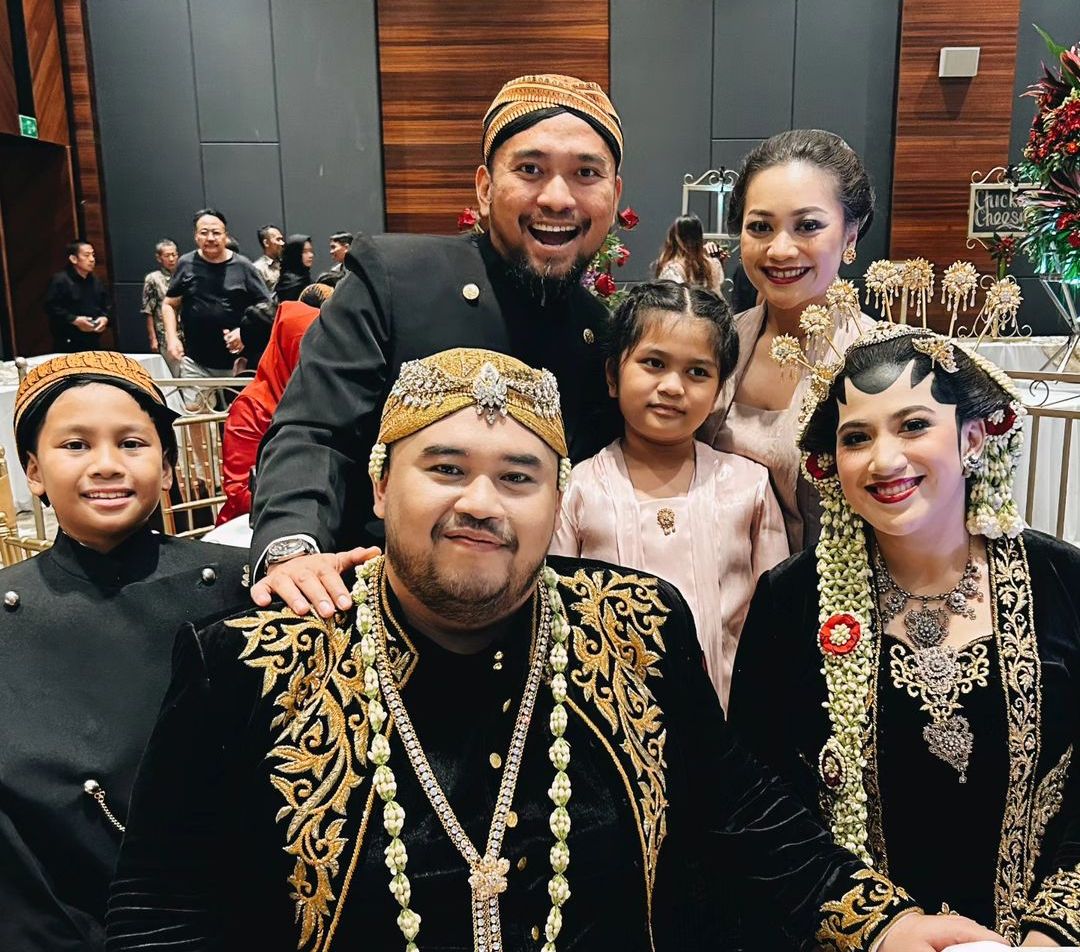 Melalui akun Instagram pribadinya, Darto menjelaskan jika foto keluarganya ini bukanlah foto studio. Foto keluarganya diambil di pernikahan kerabat dekat yang mengusung tema adat Jawa.