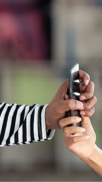 A woman survived an attempted roadside robbery. A woman was nearly robbed while waiting for a bus in Sao Jose dos Pinhais, Brazil, holding a cell phone.