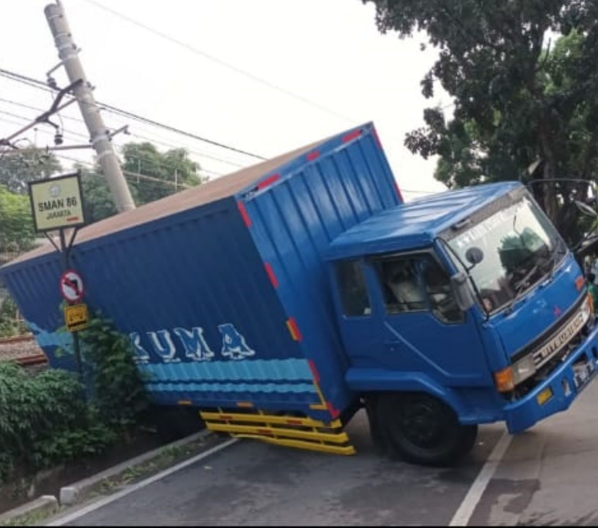 Ada Tiang Listrik Miring Ditabrak Truk, Perjalanan KRL Rangkasbitung ...