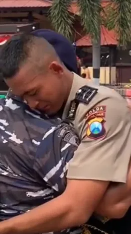 Pangkatnya Lebih Rendah, Ayah TNI Beri Hormat ke Anaknya yang jadi Polisi lalu Tampar & Pukul