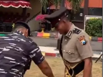 Beri Hormat & Tamparan 'Sayang'