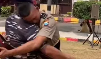 Rasa bangga dan haru tampak dirasakan oleh sang ayah saat memberikan pukulan dan tamparan 'sayang' kepada anaknya.