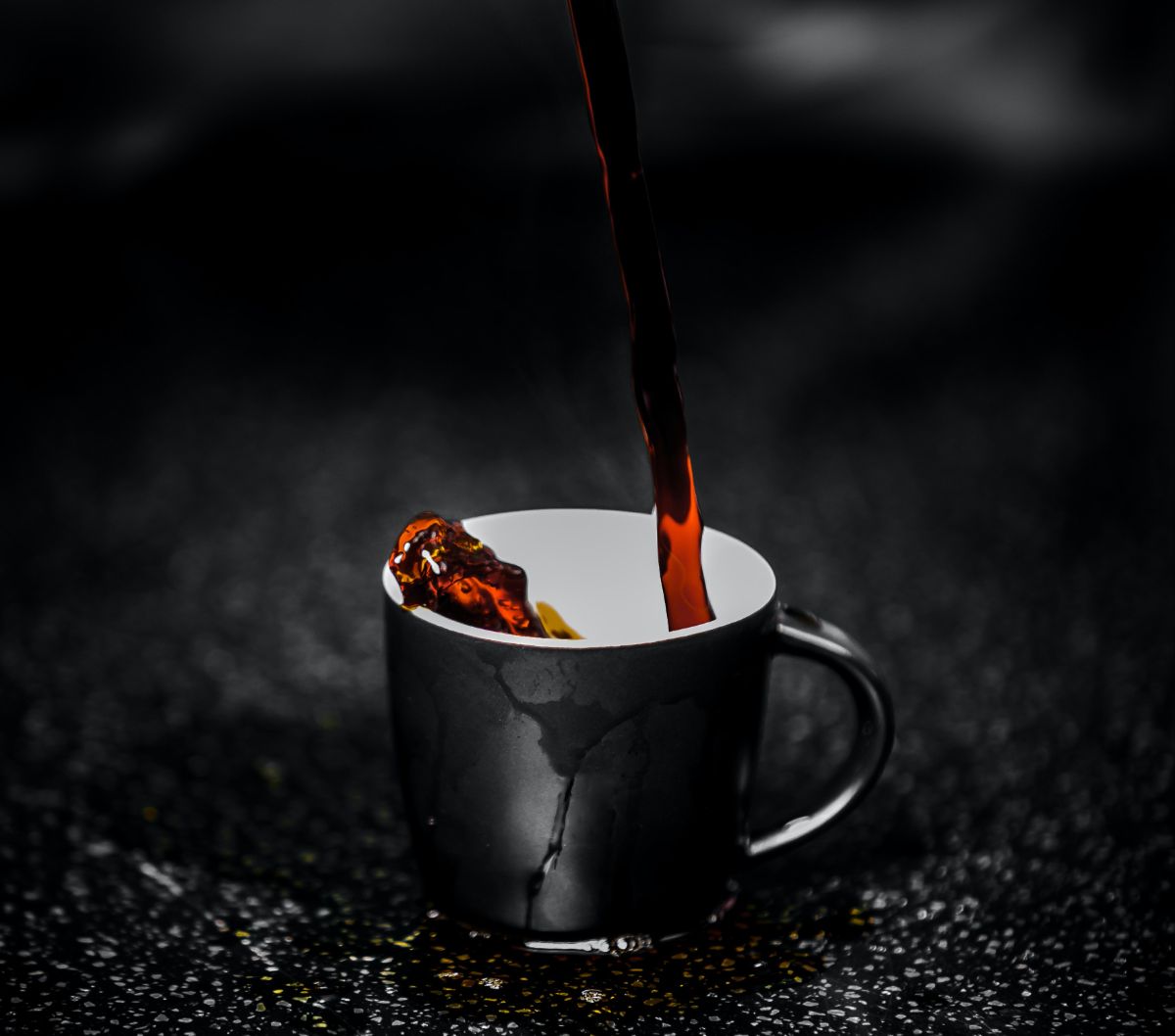 Manfaat ini bisa muncul ketika kopi dikonsumsi dalam jumlah yang tidak berlebihan. Menurut Dr. Rezaie, kafein juga berpotensi memiliki dampak negatif pada usus Anda, yang dapat menyebabkan efek samping yang tidak diinginkan.