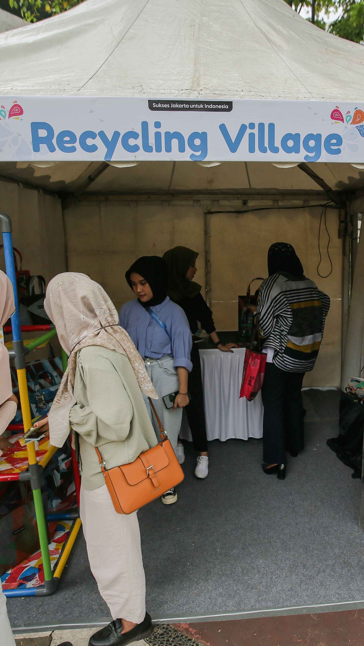 Praktik sirkular ekonomi bisa diwujudkan melalui praktik
pengurangan sampah, desain ulang, penggunaan kembali, dan daur ulang.