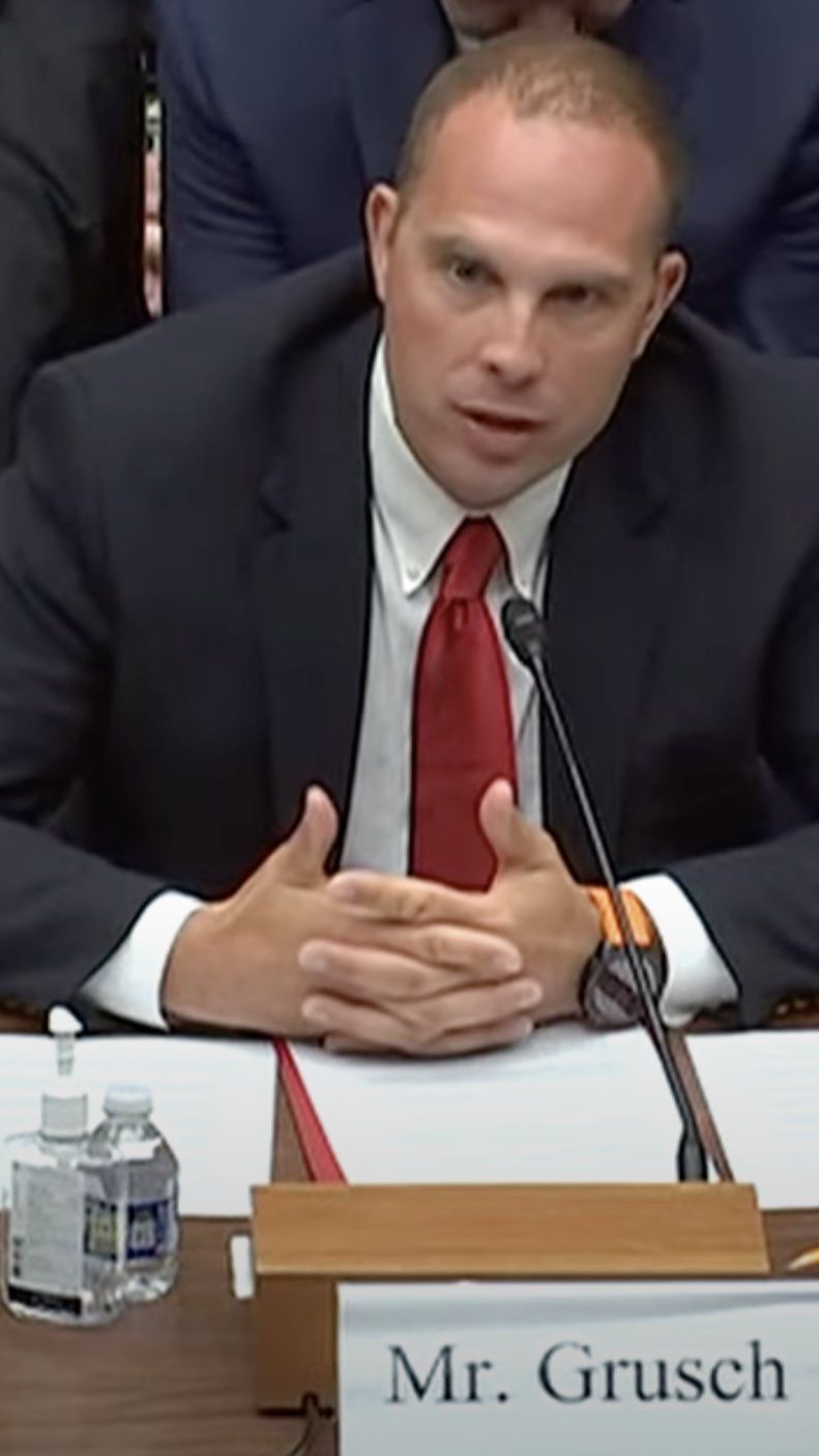 Grusch also said the US government has had long-term programs for decades. This program is to collect and try to change engineer-crashed UFOs.
