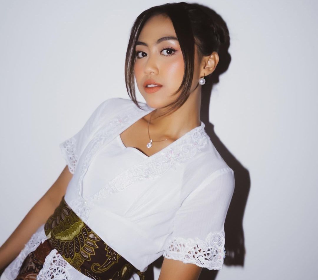 Perempuan bernama lengkap Fransisca Saraswati Puspa Dewi ini semakin terkenal saat dirinya menyanyikan lagu Pesawat Kertas. Selain melambungkan namanya, Sisca juga berhasil membuat JKt48 semakin dilirik publik.