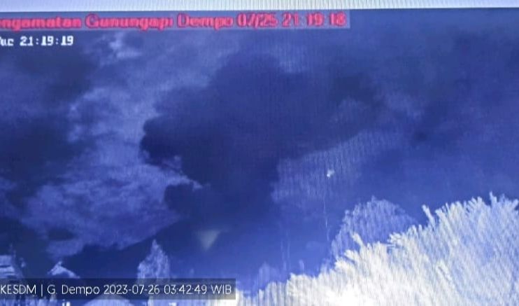 Kepala Pos Gunung Api Dempo Pagaralam, Megian Nugrah menjelaskan, Gunung Dempo mengalami erupsi dan mengeluarkan abu hingga 2.000 meter atau membumbung hingga 5.173 mdpl.