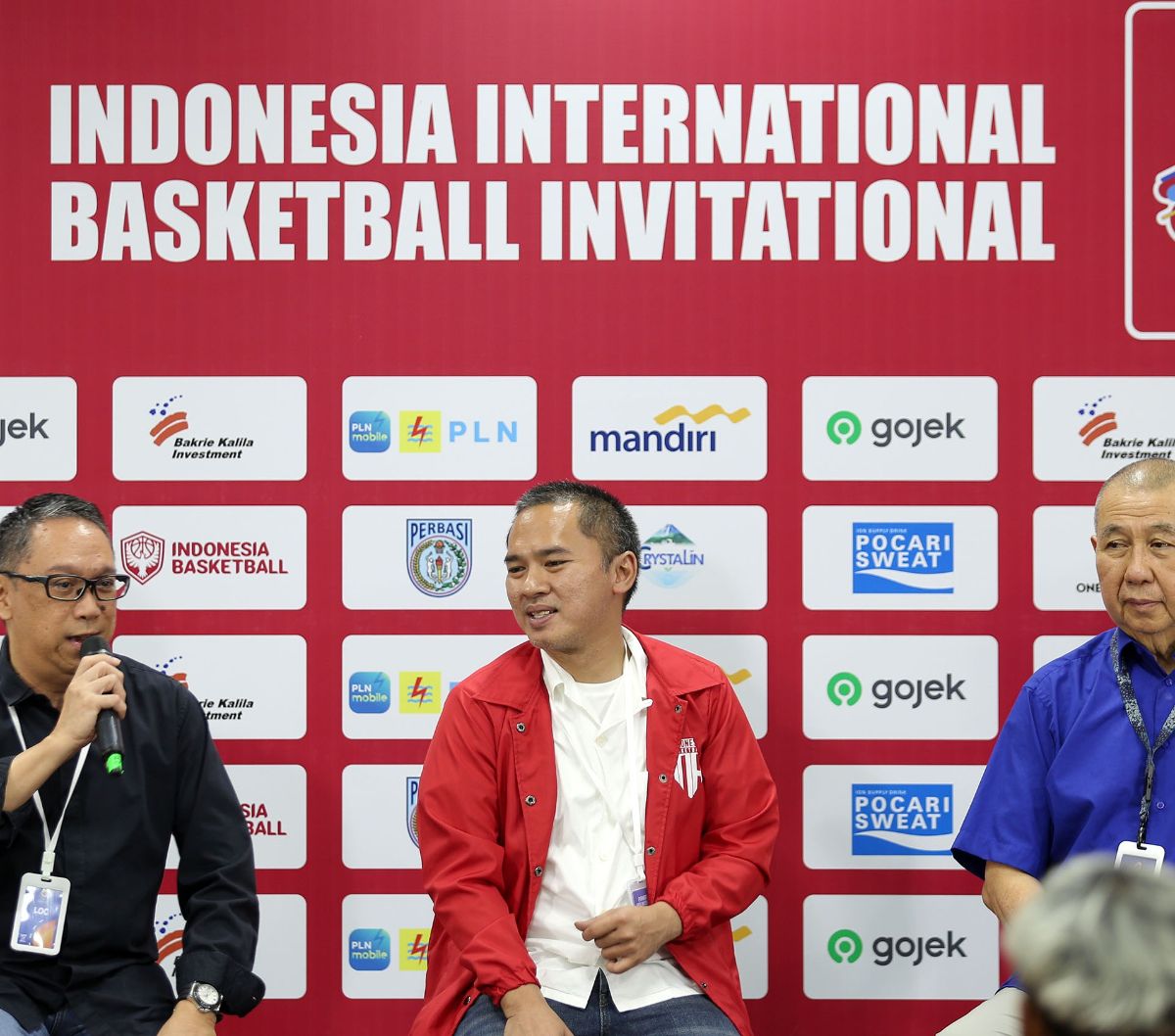 Ketua Umum PP Perbasi, Danny Kosasih (baju biru), Ketua Badan Tim Nasional, Syailendra S. Bakrie (baju merah), Head Marketing LOC, Stephen Walangitang (baju hitam) memberikan keterangan saat konferensi pers di Indonesia Arena, Senayan, Jakarta, Kamis (27/07/2023).