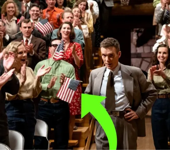 However, users of this Twitter account are disturbed by the fact that one of the scenes in this film is set in 1945. The scene shows several people holding the United States flag with 50 stars in the upper left corner.