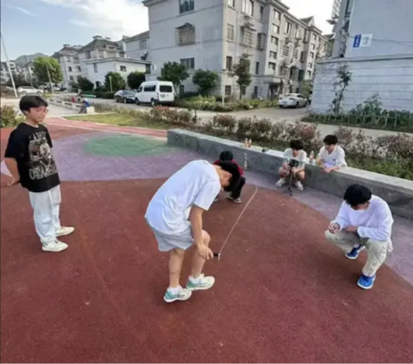 A 16-year-old jump rope expert in China broke the Guinness World Record by jumping rope 374 times in one minute.

Zhou Qi from Yuyao City, Ningbo, broke the record of Japanese jumper Daisuke Mimura.