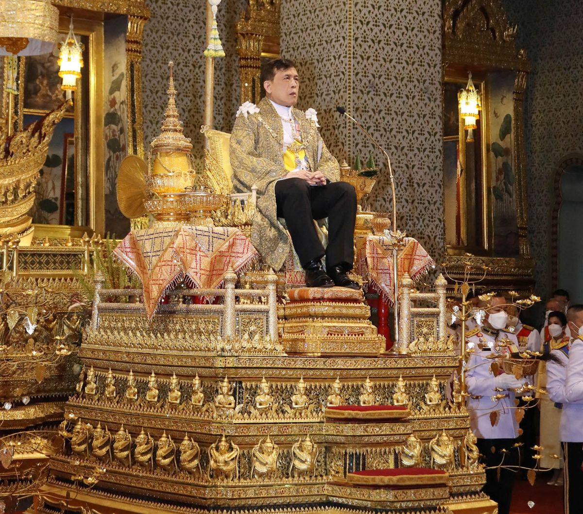 Foto Melihat Raja Terkaya Di Dunia Rayakan Ulang Tahun Duduk Di Singgasana Megah Berlapis Emas
