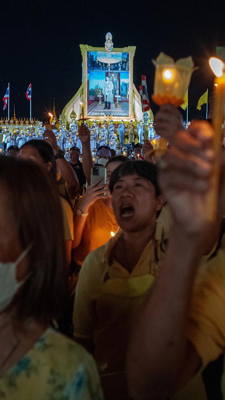 Tak hanya itu, ribuan orang juga memadati bagian luar Grand Palace, Bangkok.