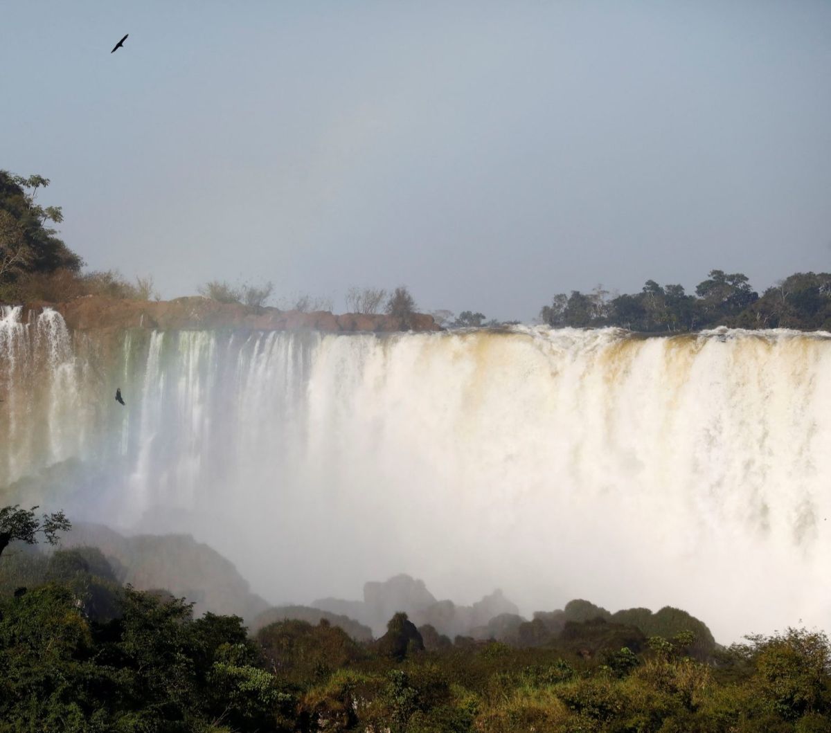 Air terjun ini memiliki lebar dan tinggi yang melebihi Air Terjun Niagara. Ketinggian Air Terjun Iguazu mencapai 82 meter. Sedangkan Niagara memiliki tinggi 51 meter.