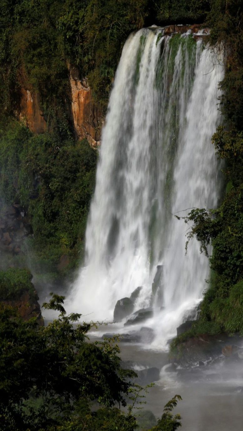 Meski lebih tinggi dari Niagara, ketinggian Air Terjun Iguazu ternyata masih lebih rendah jika dibandingkan dengan Air Terjun Victoria yang ada di Zambia dan Zimbabwe. Tinggi air terjun Victoria diketahui 108 meter atau selisih 26 meter dari tinggi Air Terjun Iguazu.