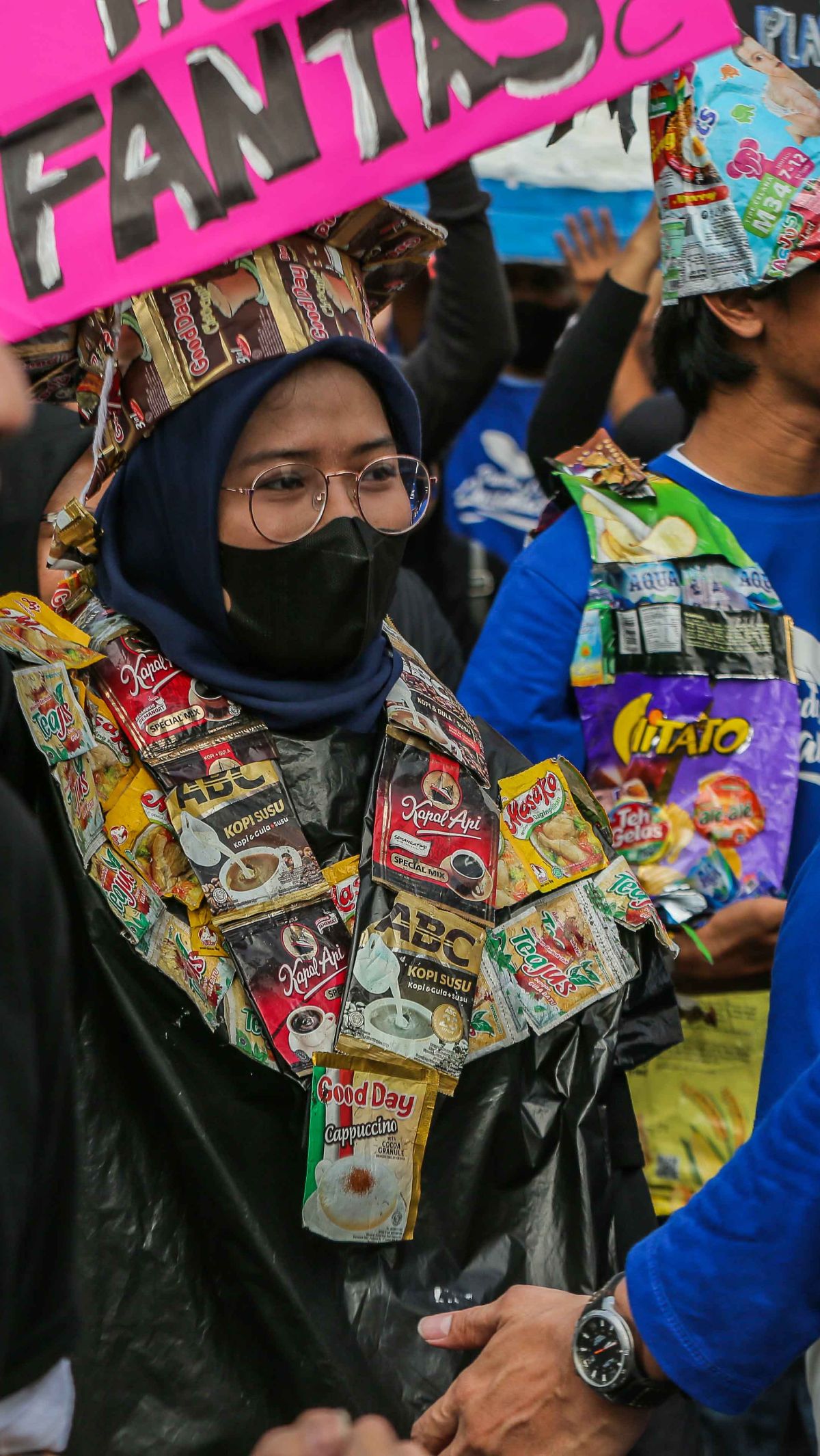 Pawai Bebas Plastik ini digelar sebagai bentuk kampanye untuk mengurangi sampah plastik yang semakin
menjadi ancaman nyata bagi lingkungan hidup.