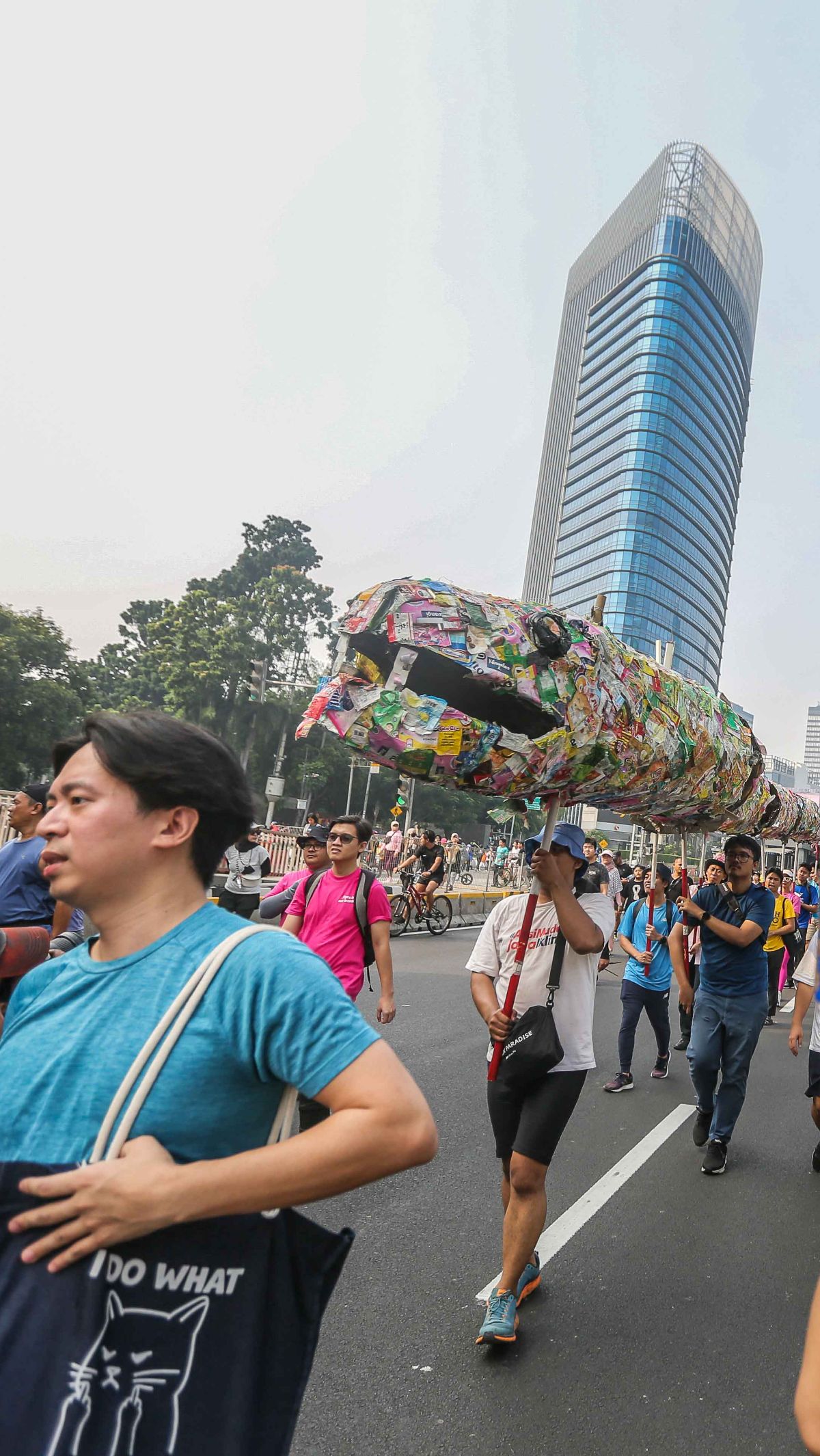 Instalasi ular dari sampah plastik saset mewarnai aksi pawai bebas plastik dengan long march dari stasiun MRT Bendungan Hilir sampai
Bundaran HI.