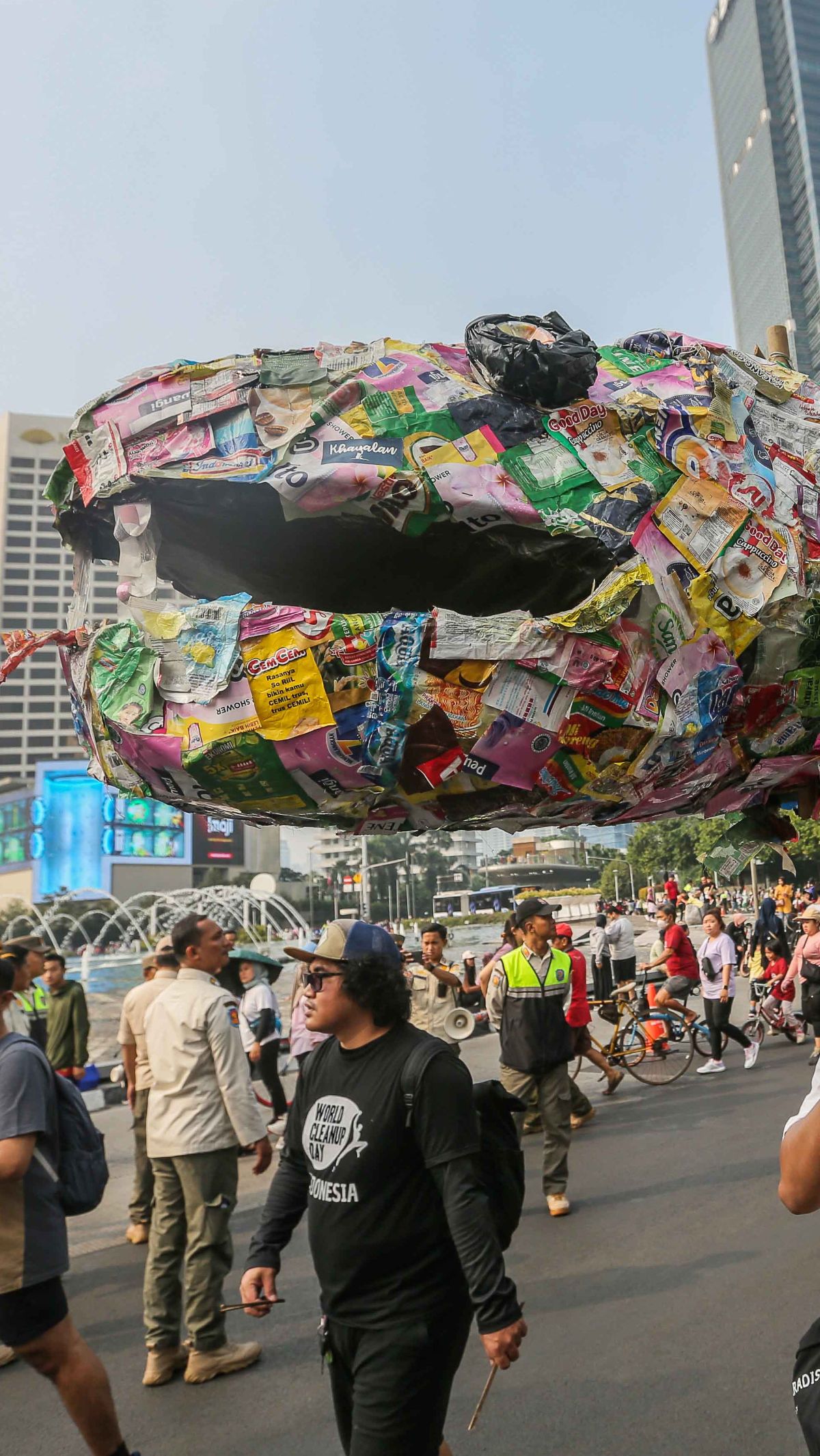 FOTO: Pegiat Lingkungan Pawai Bawa 'Ular Sampah Saset Raksasa' Tuntut Bebas Plastik di Kawasan Bundaran HI