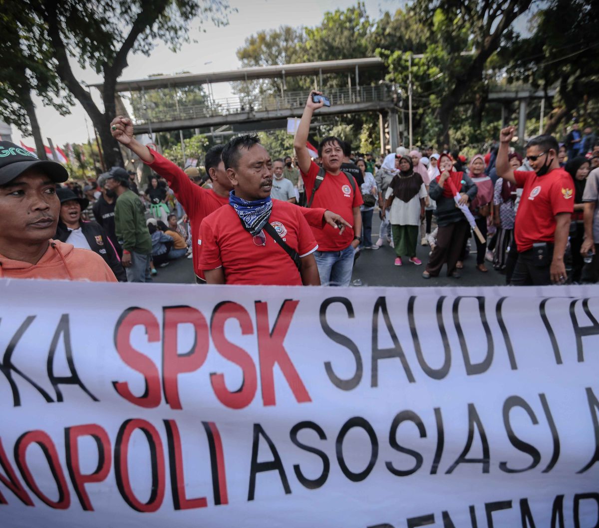 Puluhan demonstran yang tergabung dari Masyarakat Pencari Kerja menggelar aksi solidaritas Pekerja Migran Indonesia (PMI) di kawasan Patung Kuda, Jakarta, Senin (31/7/2023).