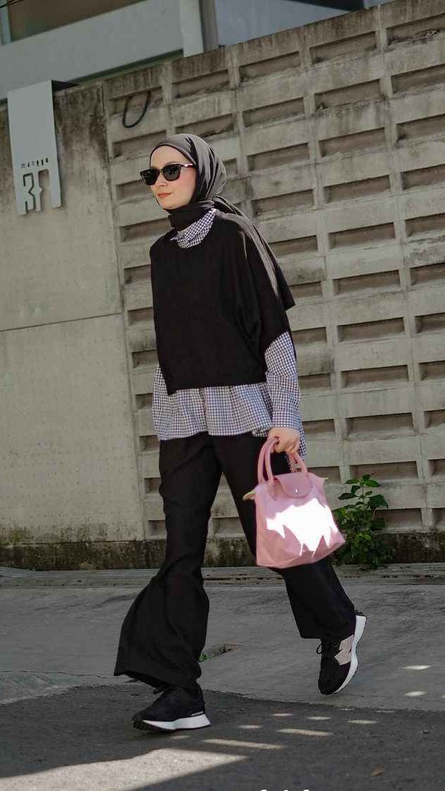 Ingin tampil dengan nuansa hitam tapi tak monoton? Look Dhatu ini bisa jadi inspirasi. Ia memadukan kemeja motif kotak-kotak, dan menjadikan loose shirt sebagai outer.