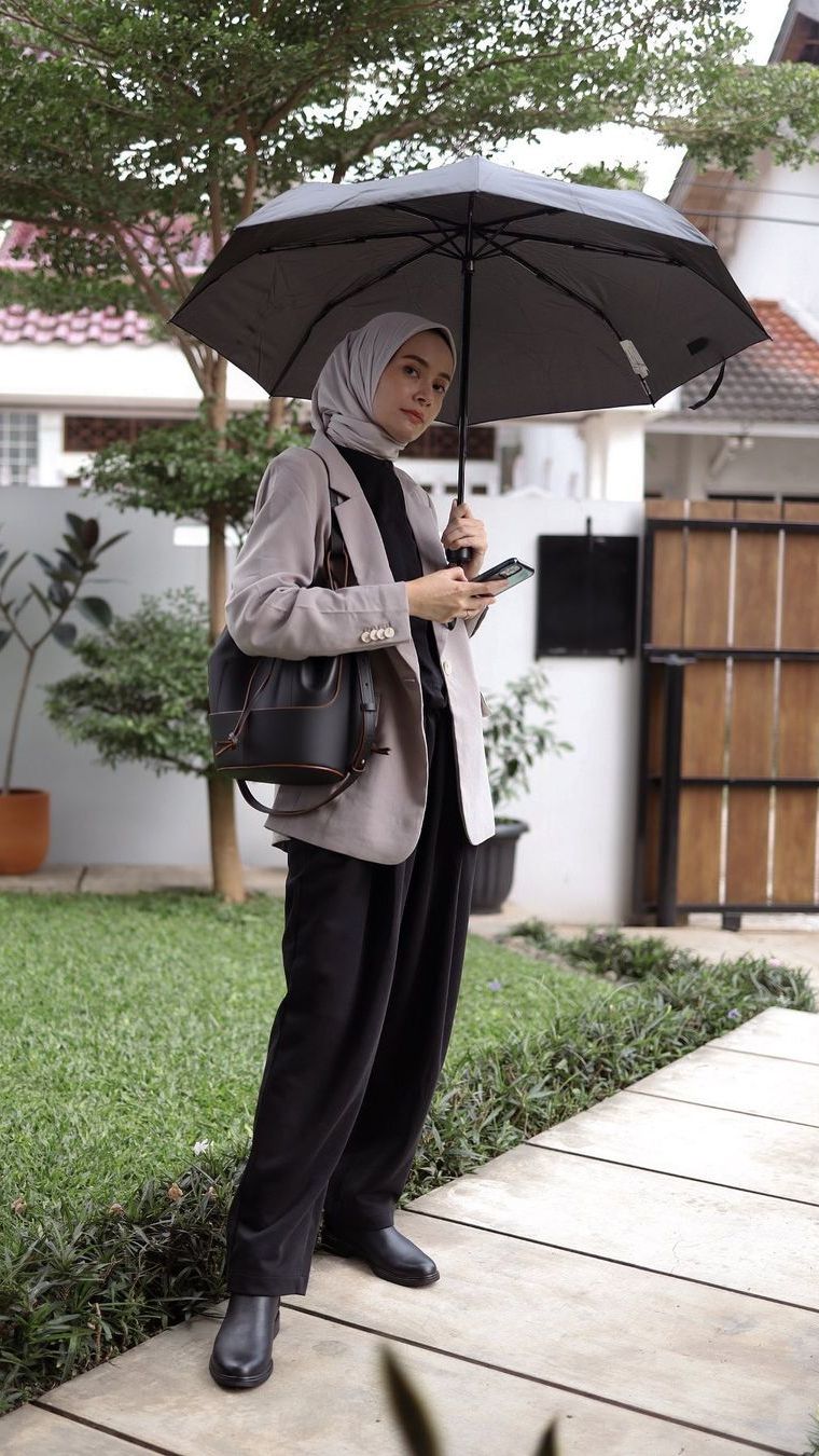 Dhatu juga bagikan ide outfit hangout lebih formal. Inner simpel hitam, dilayering dengan blazer beige dan kulot. Untuk sepatu, biar makin keren, pilih yang model boots simpel.