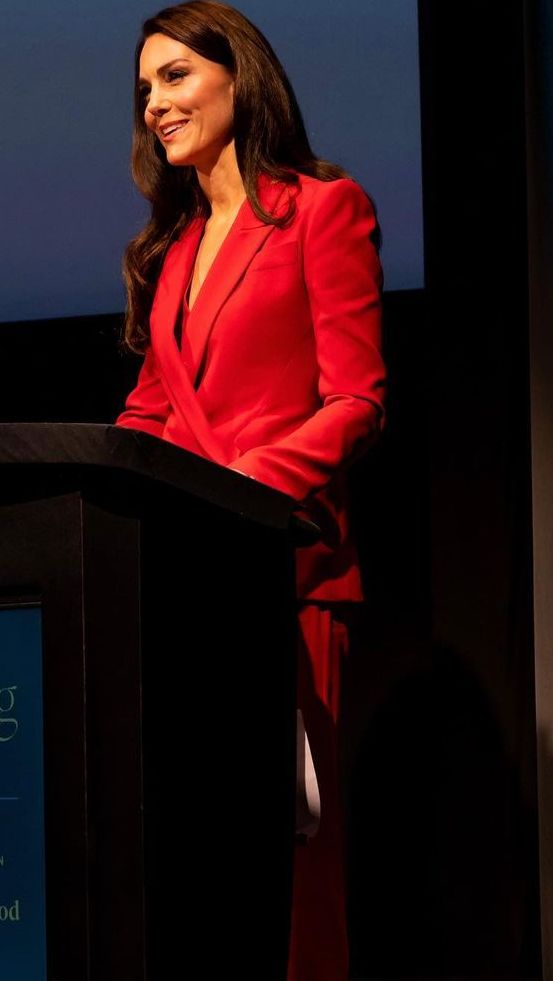 Kate juga punya koleksi tailor suit untuk formal look berwarna cerah, yaitu merah. Penampilannya jadi sangat fresh.
