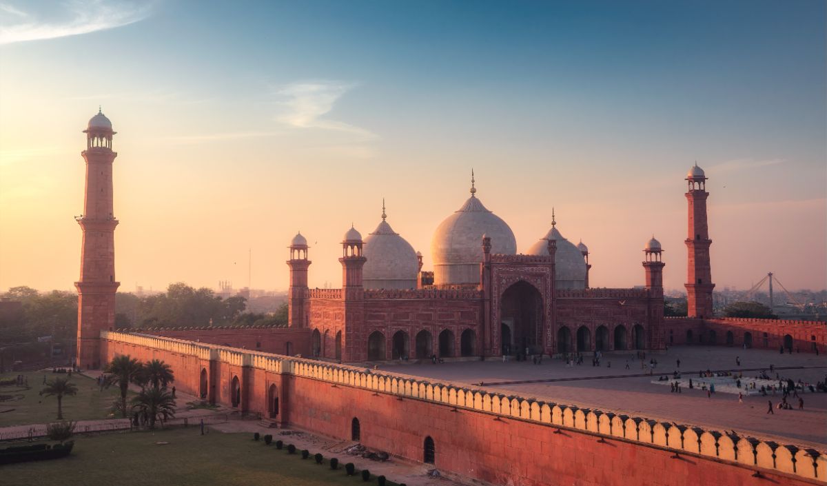 7. Masjid Badshahi