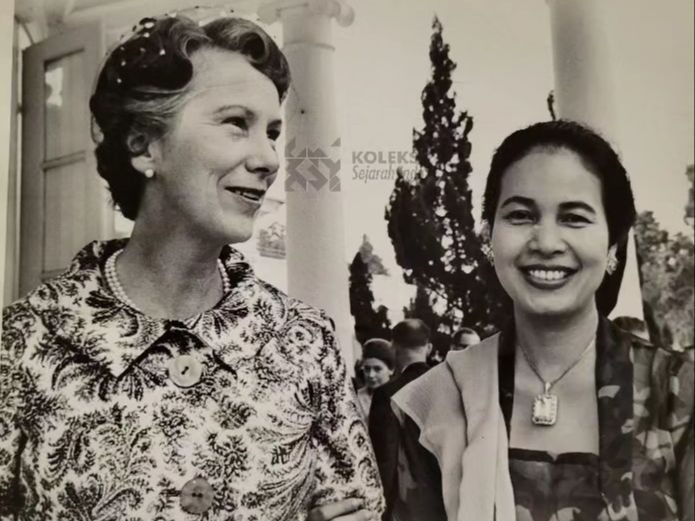 Gandeng Tangan Istri Menlu Belanda