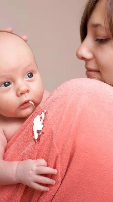 Ini Cara Membedakan antara Bayi Muntah atau Gumoh