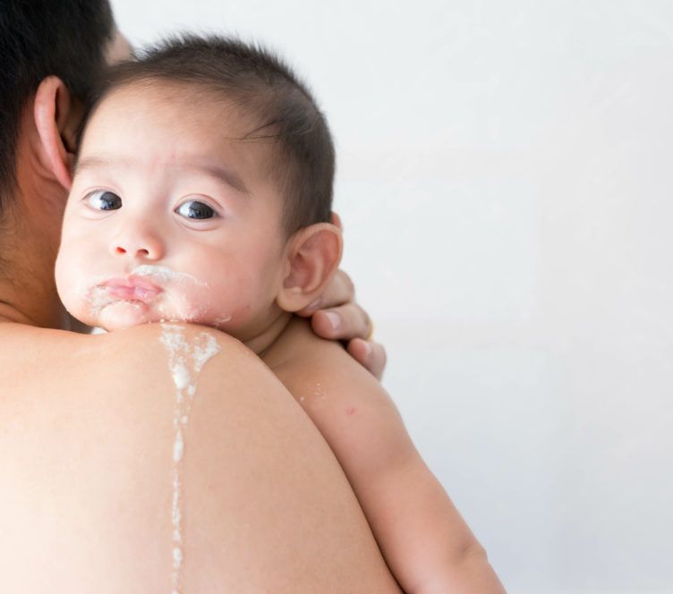 Membedakan antara bayi yang muntah dan gumoh bisa menjadi tantangan karena kedua kondisi tersebut sering kali terlihat serupa pada bayi.