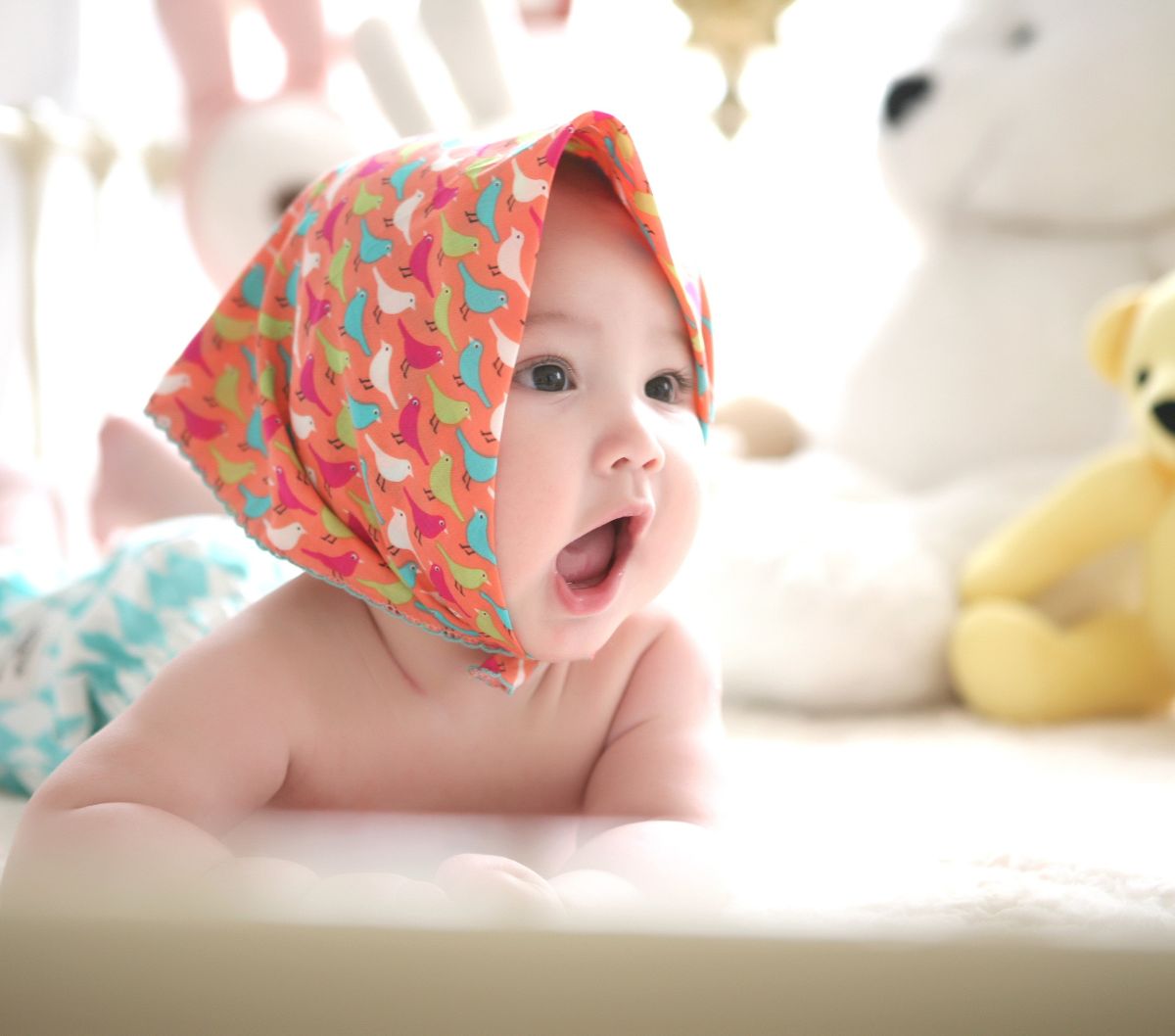 Gumoh adalah proses alami ketika bayi mengeluarkan sebagian kecil atau sedikit isi lambungnya setelah makan. Gumoh biasanya lebih lembut, lambat, dan tidak disertai dengan suara muntah yang keras.