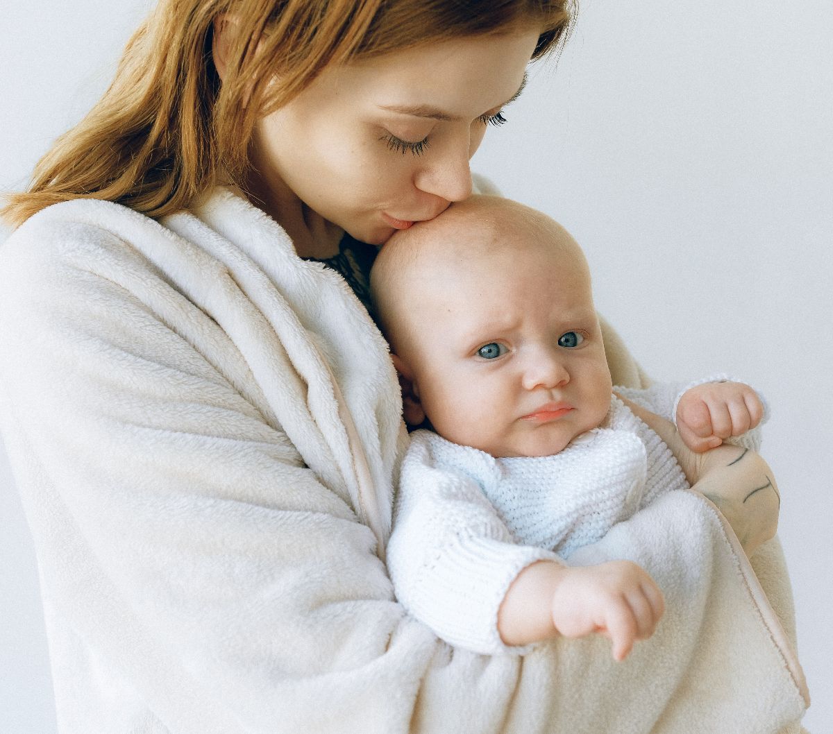 Ini Cara Membedakan antara Bayi Muntah atau Gumoh