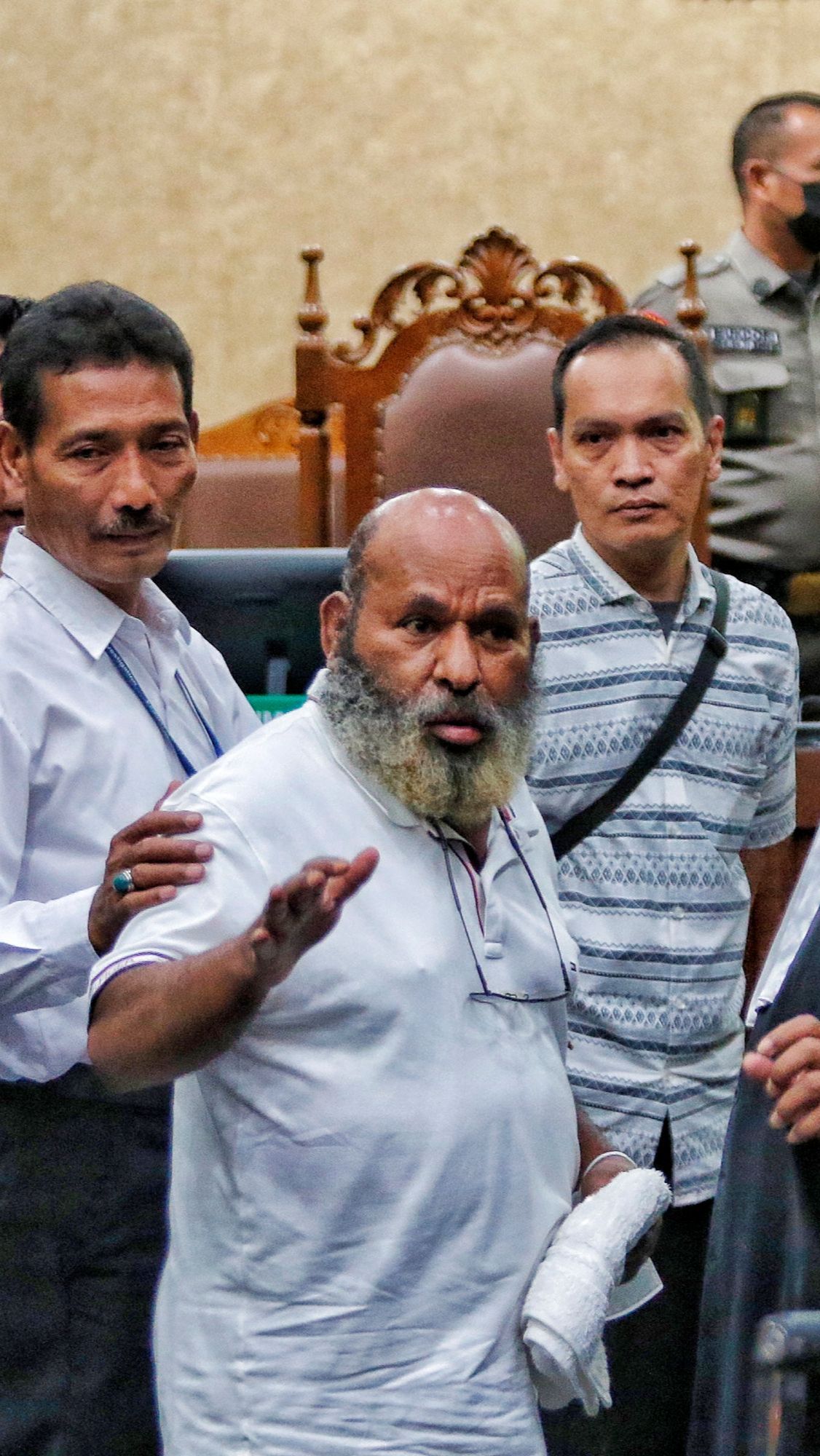 Keberatan dengan dakwaan itu, Lukas Enembe mengajukan eksepsi. Namun, majelis hakim menolak eksepsinya.
