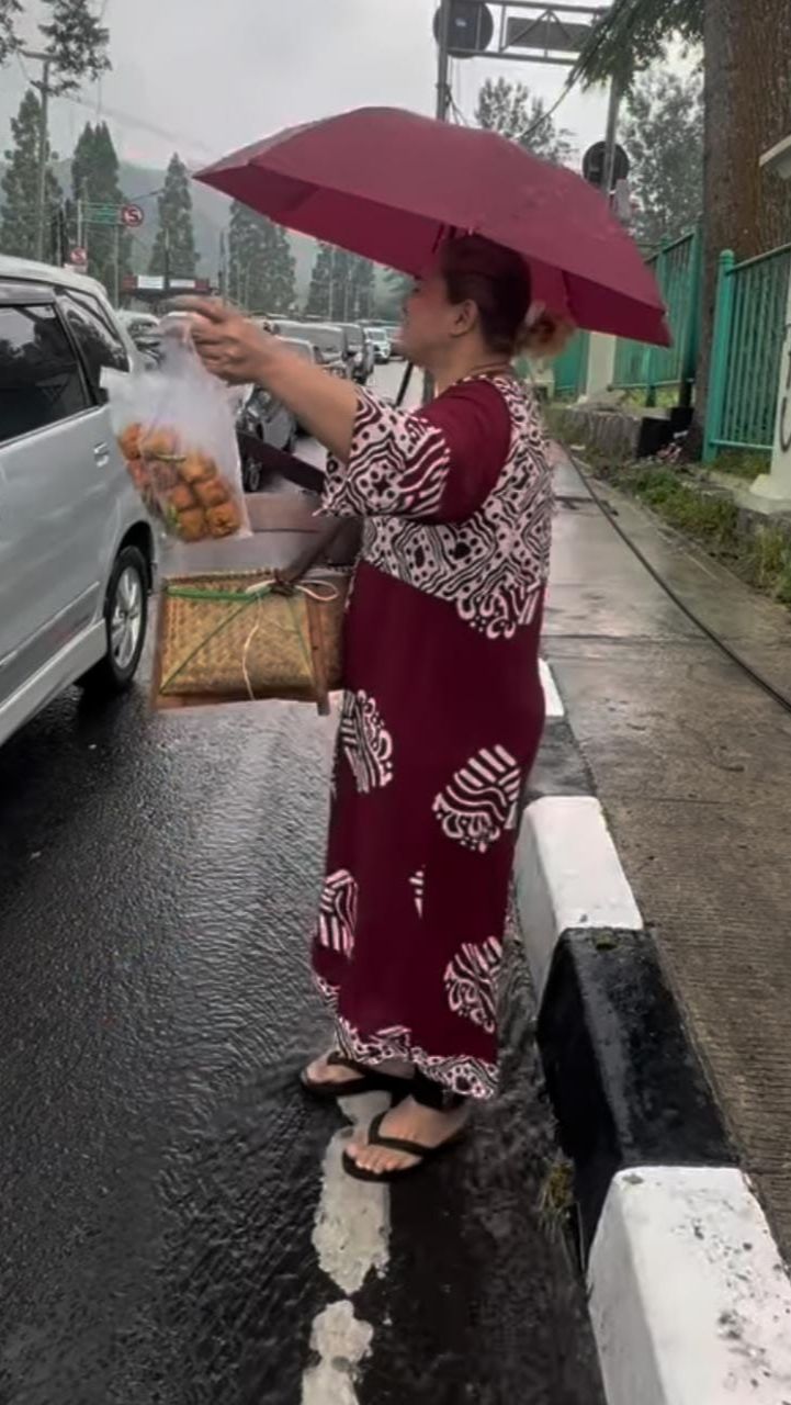 Tak Ada Callingan Syuting Anna Shirley Jualan Tahu Sumedang Di Pinggir