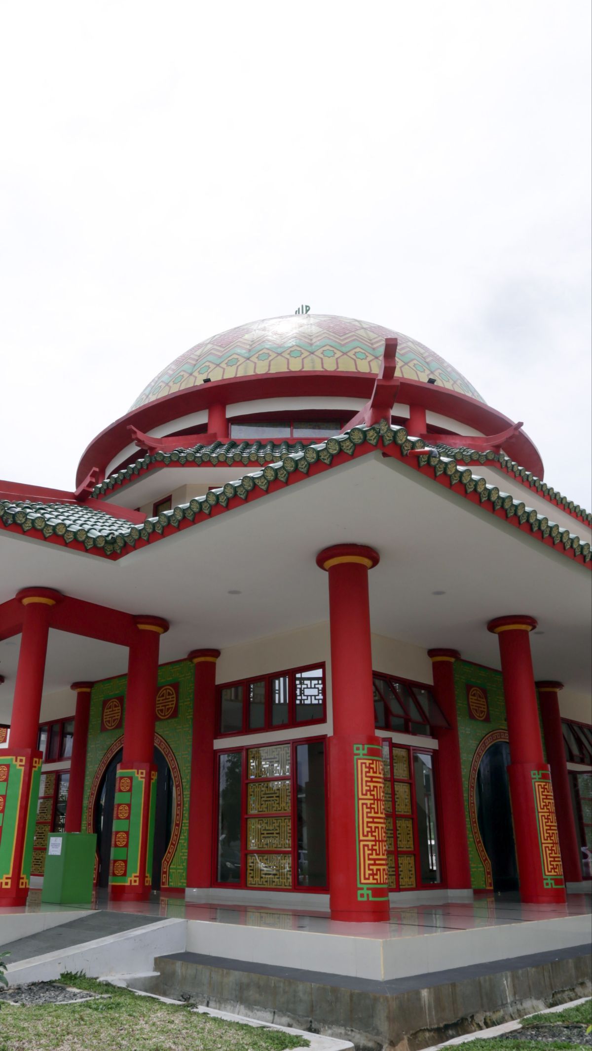 Masjid Babah Alun didirikan oleh seorang mualaf Tionghoa, Jusuf Hamka.  Nuansa Tionghoa terasa kental pada bangunan masjid.