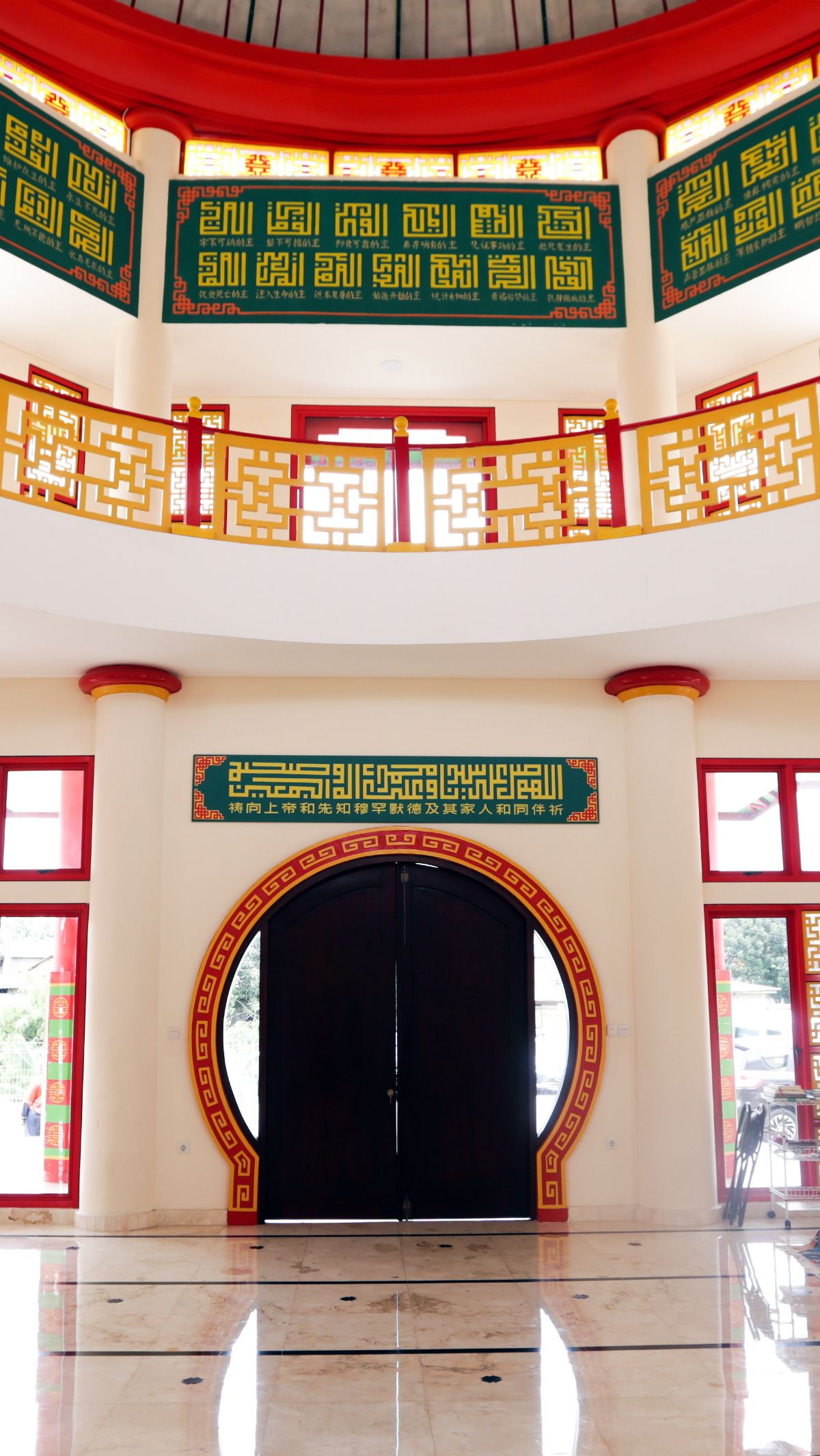 Bagian tengah merupakan masjid, yang diapit oleh dua bangunan di kiri dan kanannya. Berfungsi untuk tempat sholat.