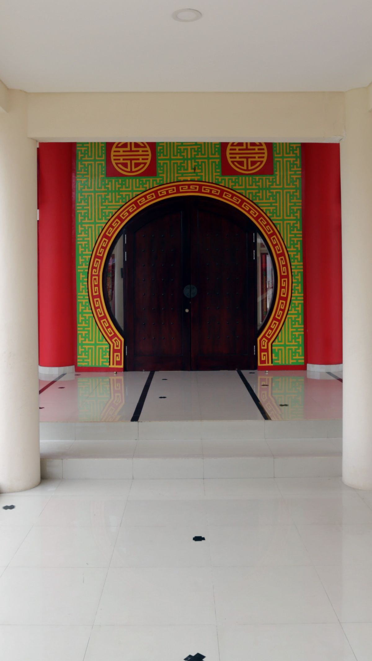 Pintu masuk masjid tampak kokoh dengan kerangka berbentuk koin.