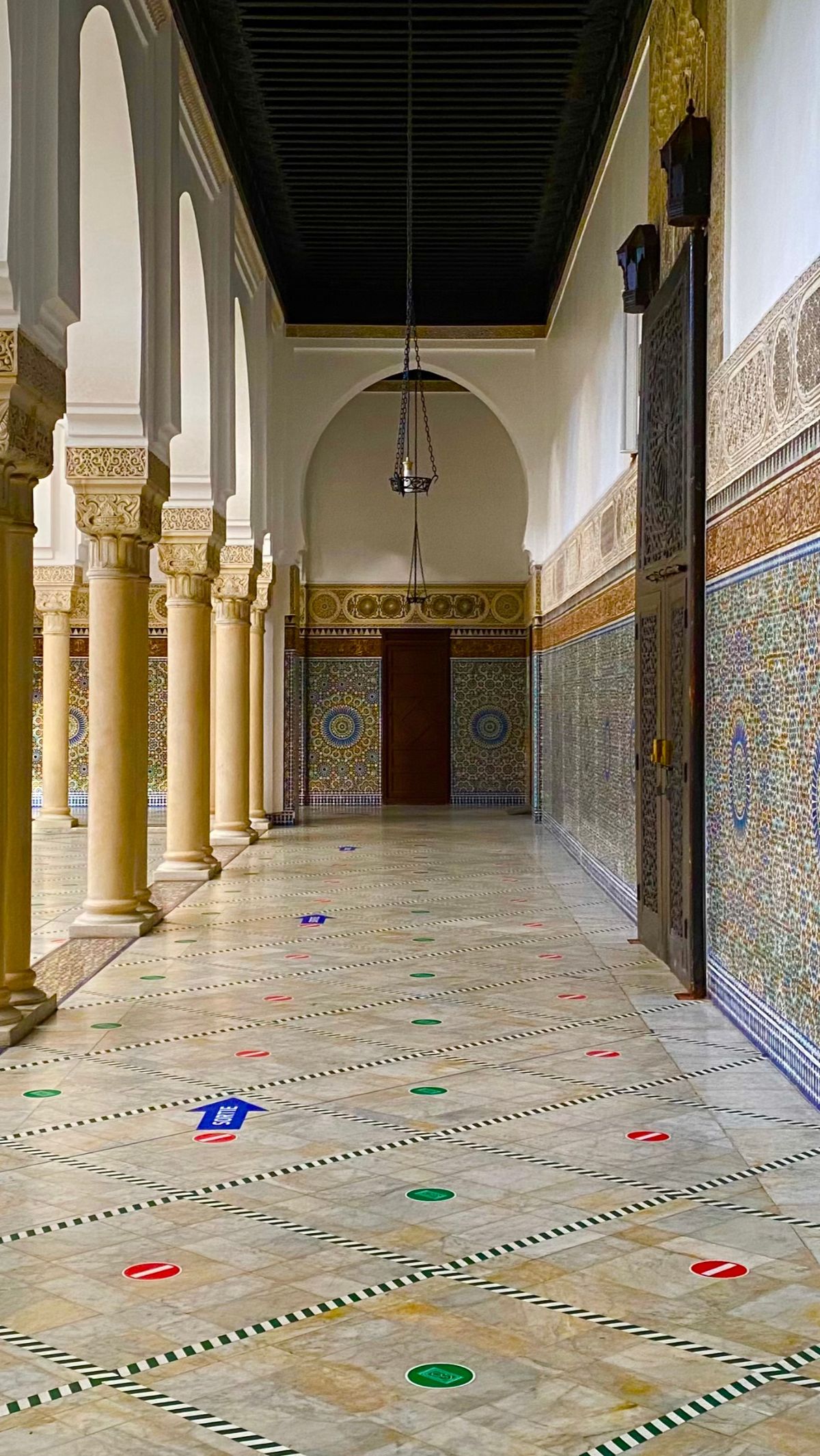 Jika kamu ingin melihat keindahan bunga wisteria saat berkunjung ke Masjid Raya Paris, kamu bisa datang saat musim semi, tepatnya di pertengahan April hingga awal Mei.