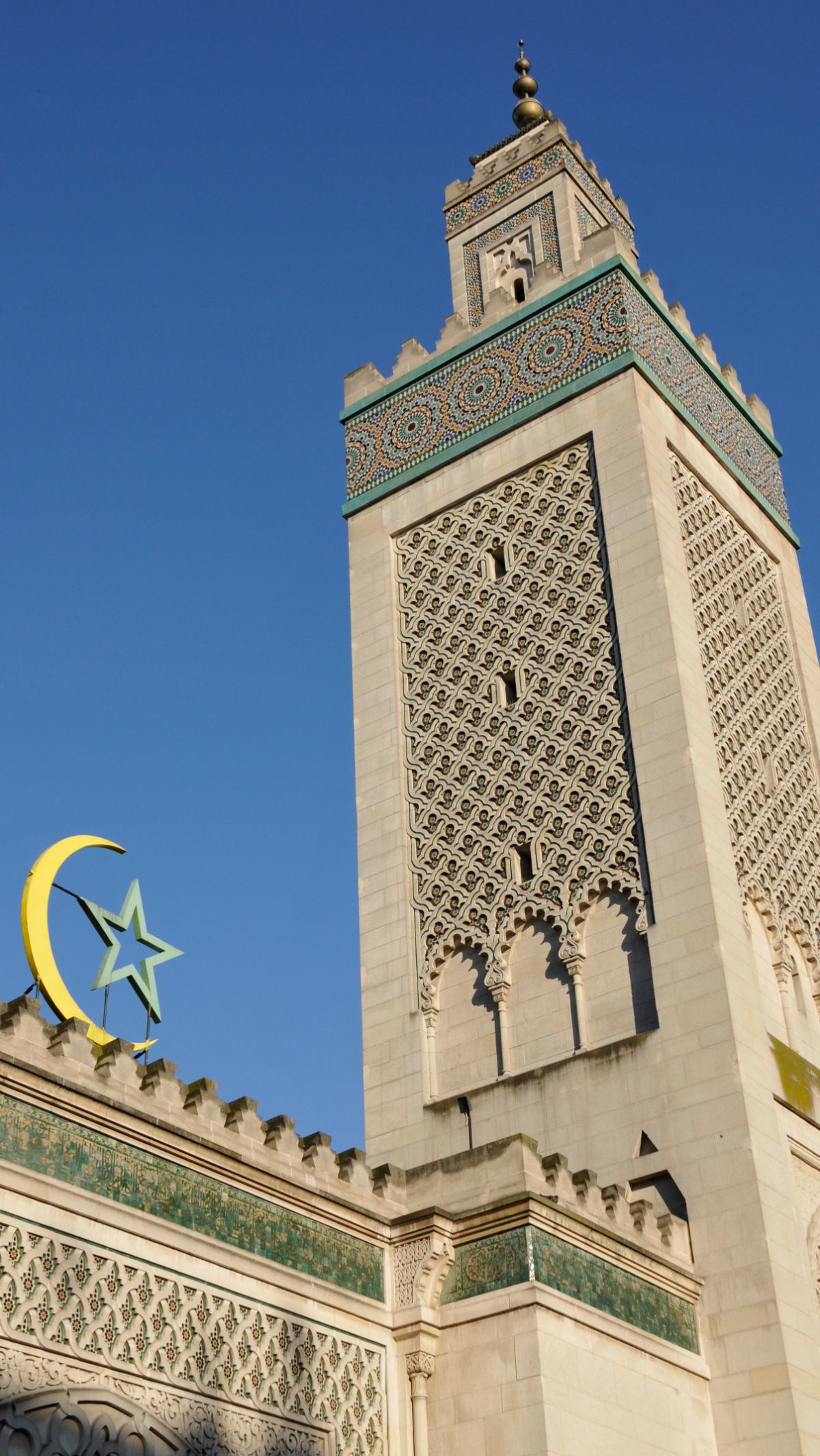 Tak hanya dibuka untuk umat Muslim yang ingin beribadah, masjid ini juga bisa dikunjungi wisatawan nonmuslim, namun harus berpakaian sopan.