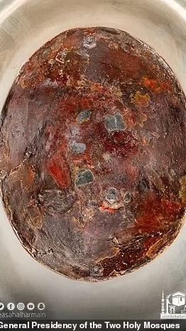 Batu ini tidak hitam seperti dugaan selama ini. Ia mengeluarkan warna aslinya yang lebih seperti merah dengan beberapa bagian hitam.