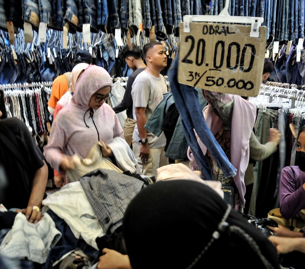 Hal ini diperlukan agar, Indonesia tidak perlu lagi mengimpor pakaian bekas yang jelas-jelas akan mematikan industri fashion dalam negeri.