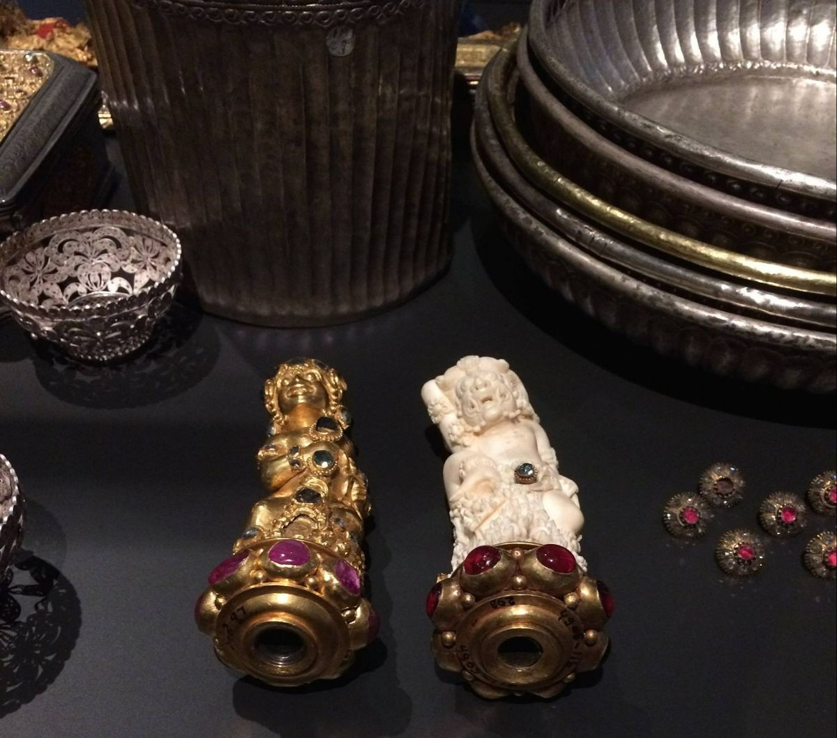 Pemerintah Belanda akan mengembalikan ratusan artefak harta karun berharga yang diambil dari Indonesia dan Sri Lanka di zaman penjajahan.<br />Artefak yang akan dikembalikan itu termasuk meriam perunggu bertakhta permata dan sejumlah perhiasan yang diambil dari Lombok.